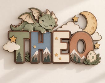 Peut inclure: Une enseigne murale en bois multicouche épelant le nom THEO en lettres capitales. Un dragon vert repose sur le dessus des lettres. Le design présente des silhouettes de montagnes et de forêts, un croissant de lune, des nuages, des étoiles et un œuf.