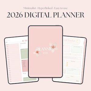 Puede incluir: Planificador digital para 2026 mostrado en tres tabletas. La tableta central es rosa con la palabra "PLANNER" y "2026" en blanco, con detalles florales. Las otras tabletas muestran páginas de seguimiento diario y de objetivos. El texto superior dice "Minimalista - Hipervinculado - Fácil de usar".