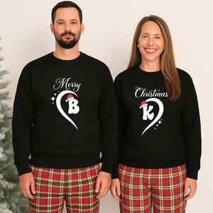 Sweatshirt met halve hartvorm en vrolijke kerstsfeer, bijpassende trui met ronde hals voor stellen, kerstmuts met initialen, kerstcadeau voor hem en haar