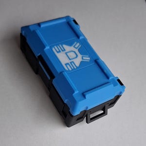 Puede incluir: Juego de tres tazas de cerámica con acabado mate y moteado. Las tazas son de color crema, gris claro y gris oscuro. Cada taza tiene un diseño simple y minimalista.