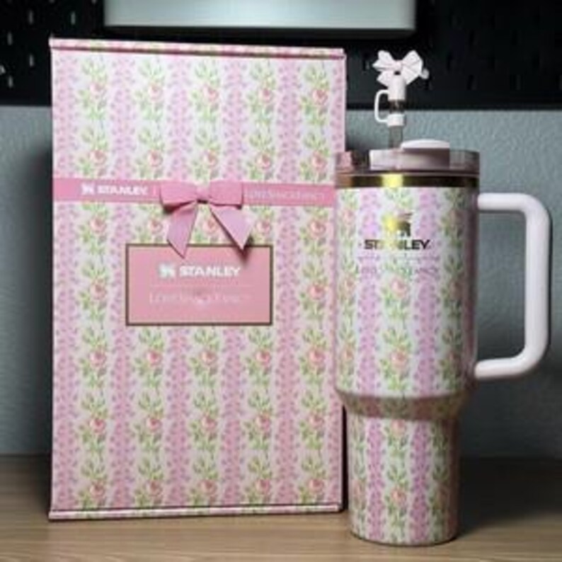 Vaso térmico Stanley X Love Shack Fancy Quencher - Edición Blooming Heirloom de 40 oz. imagen 2