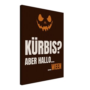 Könnte beinhalten: Ein rechteckiges Wandbild auf dunkelbraunem Hintergrund mit einem orangefarbenen Kürbisgesicht im oberen Bereich. Der Text KÜRBIS? ABER HALLO... ...WEEN ist in weißer und orangefarbener Schrift in einer klaren, fetten serifenlosen Schriftart.