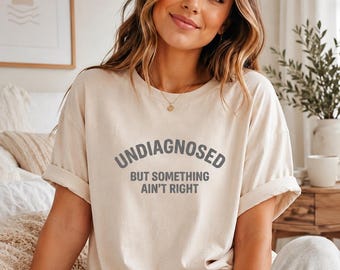Camiseta Undiagnosed But Something Ain’t Right | Comfort Colors Unisex