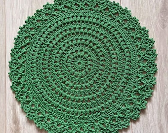 Un'elegante tovaglia all'uncinetto, perfetta per tavoli, comò e composizioni floreali: un regalo premuroso per un'inaugurazione o per la Festa della Mamma.
