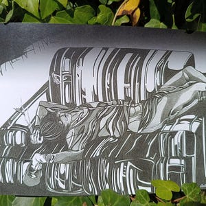 Puede incluir: Un dibujo a tinta en blanco y negro sobre papel que representa a una persona recostada en un sofá a rayas. La persona sostiene un objeto fino en una mano. La palabra VALENTINE está escrita en la esquina superior izquierda y una firma abajo.