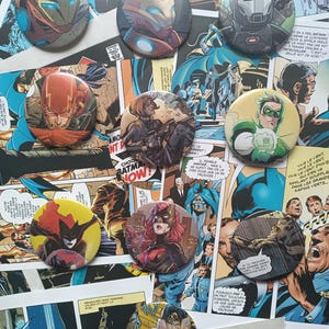 Könnte beinhalten: Eine Sammlung von zehn runden Ansteckbuttons mit verschiedenen Comicfiguren, darunter Iron Man, War Machine, The Flash, Green Lantern und Batwoman, angeordnet auf einem Hintergrund aus alten Comicseiten mit gedrucktem Text.