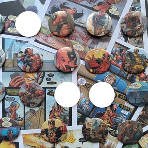 Può includere: Una collezione di spille rotonde con varie illustrazioni a fumetti del personaggio Deadpool in costumi rossi e neri, disposte su uno sfondo di pagine di fumetti che includono vignette con Capitan America e del testo.