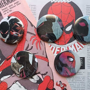 Könnte beinhalten: Eine Sammlung von sechs runden Spider-Man-Buttons. Jeder Button zeigt eine andere Comic-Illustration des Superhelden in verschiedenen Posen und Stilen, mit leuchtenden Farben und dynamischen Designs.