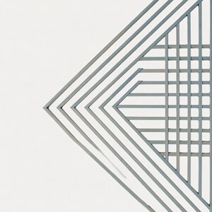 Może przedstawiać: Abstrakcyjny geometryczny wzór z szarymi liniami i wzorem kratki na białym tle. Linie tworzą kształt rombu, tworząc nowoczesną i minimalistyczną estetykę. Projekt jest czysty i symetryczny.