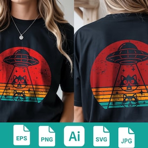 Puede incluir: Camiseta negra con un diseño retro de un OVNI abduciendo a un gato, sobre un fondo de puesta de sol rojo, naranja y azul. Un segundo gato está debajo. El diseño tiene un aspecto vintage desgastado.