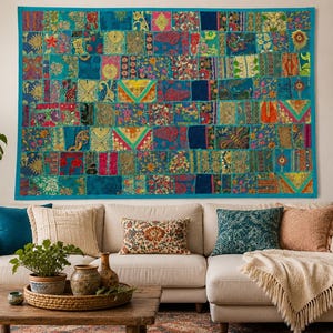 Könnte beinhalten: Ein großer rechteckiger Wandbehang mit einem lebendigen Patchwork-Design, das aus zahlreichen kleinen Stoffquadraten in Blaugrün, Blau, Rot, Gelb und Grün besteht und mit komplizierten Blumen-, geometrischen und Paisley-Mustern verziert ist.