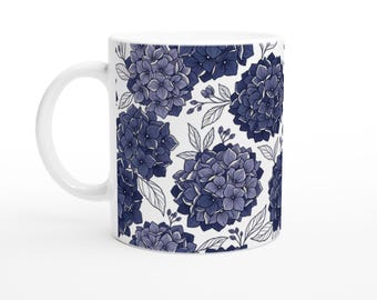 ホワイトセラミックマグカップ｜青いアジサイの花柄デザイン、11オンスコーヒーカップ