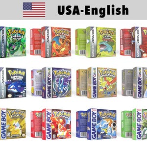 Op de afbeelding: Een verzameling Game Boy Advance en Game Boy Color Pokémon videospel cartridges. De dozen bevatten kleurrijke illustraties van verschillende Pokémon-personages en speltitels, waaronder "Emerald Version" en "Sapphire Version."