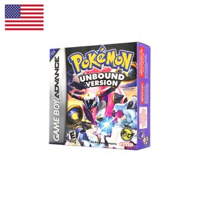 Puede incluir: Una caja de cartucho de videojuego Game Boy Advance para "Pokemon Unbound Version". La caja presenta una colorida ilustración de personajes de Pokémon y el título del juego en amarillo y azul. La caja es morada y blanca con la bandera americana en la esquina superior izquierda.