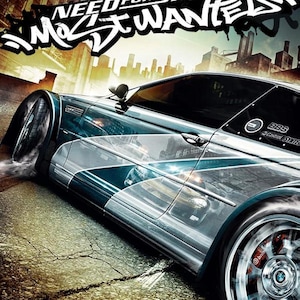 Könnte beinhalten: Ein dynamisches Bild mit einem silber-blauen Sportwagen und dem Text "NEED FOR SPEED MOST WANTED" in einer stilisierten Schriftart. Das Auto ist in Bewegung dargestellt, mit Rauch von den Reifen, vor einem urbanen Hintergrund.