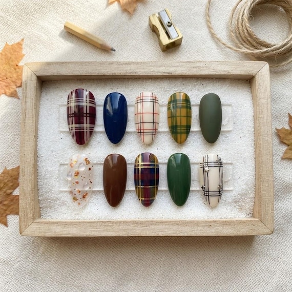 20 Fall Nail Ideas With Leaves, Plaid and Cozy Colors 13 Classic Autumn Plaid