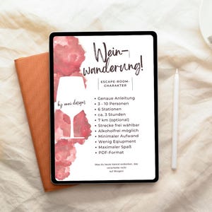Könnte beinhalten: Ein digitales Tablet zeigt ein Wein-Escape-Room-Design. Das Design zeigt die Worte "Wein-wanderung!" und Details über das Spiel, einschließlich der Anzahl der Spieler, Stationen und Dauer. Ein Stift und ein braunes Notizbuch sind ebenfalls sichtbar.