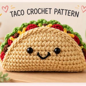 Puede incluir: Un taco de ganchillo beige con una cara sonriente, ojos de plástico negro y una boca bordada en negro. El taco está relleno de lechuga verde, tomates rojos y queso amarillo. El texto TACO CROCHET PATTERN aparece arriba con dos corazones.