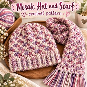 Peut inclure: Un ensemble bonnet et écharpe au crochet avec un motif mosaïque dans des tons de violet, rose et crème. Le bonnet présente un bord côtelé et l'écharpe est dotée de longues franges aux extrémités. Le texte Mosaic Hat and Scarf crochet pattern est visible.