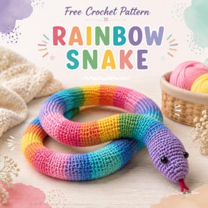 Könnte beinhalten: Ein gehäkeltes Schlangenspielzeug mit horizontalen Streifen in Regenbogenfarben, darunter Rot, Orange, Gelb, Grün, Blau und Violett. Die Schlange hat zwei kleine schwarze Augen und eine rote Zunge. Der Text "Free Crochet Pattern RAINBOW SNAKE" ist zu sehen.