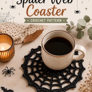 Może przedstawiać: Czarna szydełkowa podstawka pod kubek z okrągłym wzorem pajęczyny. Tekst na obrazku brzmi Spider Web Coaster CROCHET PATTERN. Nakrapiany ceramiczny kubek wypełniony ciemnym płynem stoi na czarnej podstawce wykonanej z włóczki.