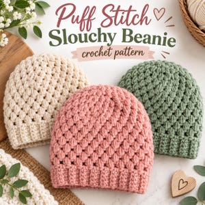 Op de afbeelding: Drie slouchy mutsen in crème, oudroze en saliegroen, elk met een gestructureerd puff-steekpatroon en een geribbelde boord. De tekst "Puff Stitch Slouchy Beanie crochet pattern" staat in donkerrode en groene letters erboven.