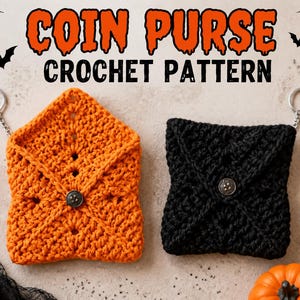 Pode incluir: Dois porta-moedas de croché, um laranja e um preto, cada um com um porta-chaves de metal e um fecho de botão central. O texto COIN PURSE CROCHET PATTERN é exibido no topo, acompanhado por ilustrações de teias de aranha e morcegos.