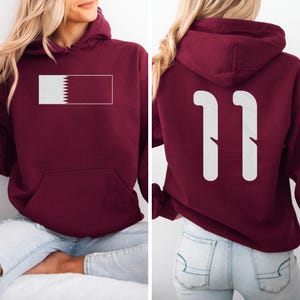 Camiseta unisex con estampado inspirado en el fútbol del número 11 de Qatar, homenaje a Estados Unidos en la Copa Mundial de Fútbol 2026, diseño casual de jugador con estampado a doble cara al estilo qatarí. imagen 1
