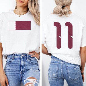 Camiseta unisex con estampado inspirado en el fútbol del número 11 de Qatar, homenaje a Estados Unidos en la Copa Mundial de Fútbol 2026, diseño casual de jugador con estampado a doble cara al estilo qatarí. imagen 5