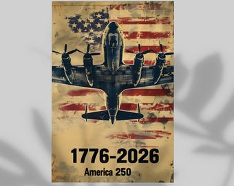 Könnte beinhalten: Ein Poster im Vintage-Stil mit einer detaillierten Illustration eines B-17-Bombers vor einer verwitterten amerikanischen Flagge. Der Text "1776-2026 America 250" ist in einer kräftigen, gealterten Schriftart enthalten, die die Geschichte der Nation feiert.