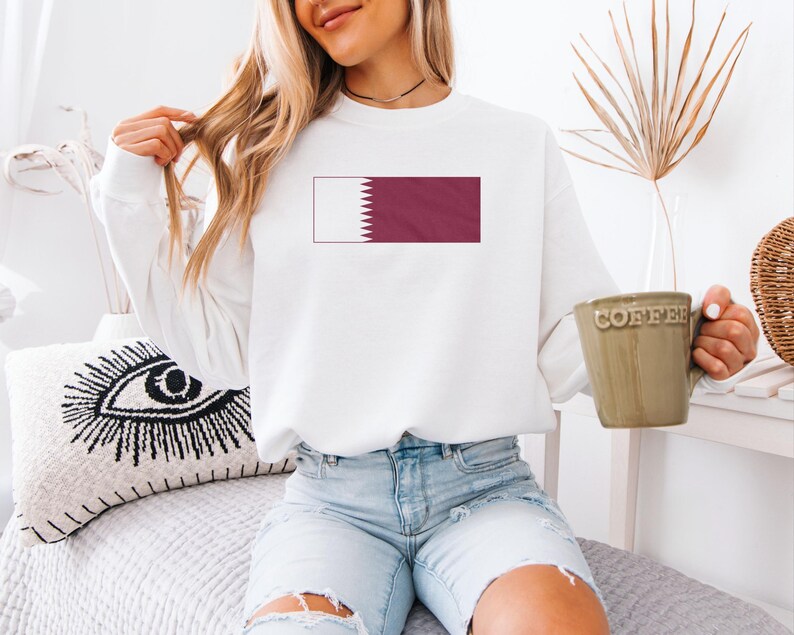 Camiseta unisex con estampado inspirado en el fútbol del número 11 de Qatar, homenaje a Estados Unidos en la Copa Mundial de Fútbol 2026, diseño casual de jugador con estampado a doble cara al estilo qatarí. imagen 10