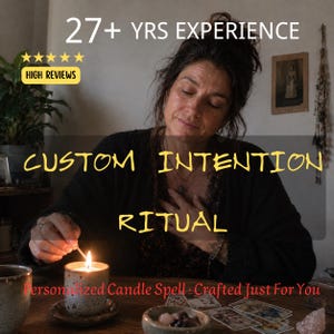 Puede incluir: Una persona encendiendo una vela en un soporte de cerámica moteado sobre una mesa de madera con cartas de tarot. Texto: 27+ YRS EXPERIENCE, HIGH REVIEWS, CUSTOM INTENTION RITUAL y Personalized Candle Spell - Crafted Just For You.