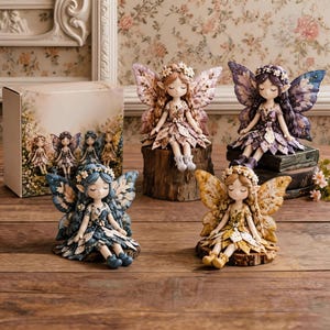 Può includere: Quattro statuette di fate con orecchie a punta e ali a motivi floreali, ognuna con un vestito fatto di petali sovrapposti. Le figure sono sedute su piccoli ceppi di legno e hanno i capelli decorati con minuscoli fiori bianchi.