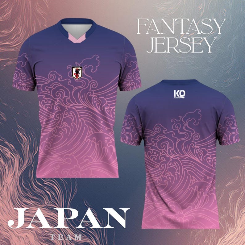 Op de afbeelding: Een marineblauw en paars fantasy-shirt met een golfpatroon. Het shirt heeft het Japanse teamembleem en de tekst "FANTASY JERSEY" en "JAPAN TEAM". De achterkant van het shirt heeft de tekst "KO".