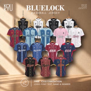 Puede incluir: Una colección de quince camisetas de béisbol de manga corta en varios colores, incluyendo negro, blanco, azul, rosa y rojo. Cada camiseta presenta un frente abotonado, un cuello y logotipos de texto específicos de equipos como Ubers, Barcha y P.X.G.