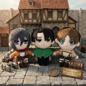 Op de afbeelding: Drie pluche poppen van anime-personages, elk met unieke kapsels en outfits, staan voor een gedetailleerd miniatuurgebouw. De poppen hebben grote ogen en houden elkaars handen vast. Een kleine kist en een metalen embleem zijn ook aanwezig.