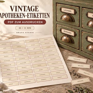 May include: A digital sheet of vintage-style apothecary labels featuring various herb names in German, with a printed size of 46 x 11 mm. The sheet includes multiple rectangular labels with decorative borders, alongside several individual cut-out labels.