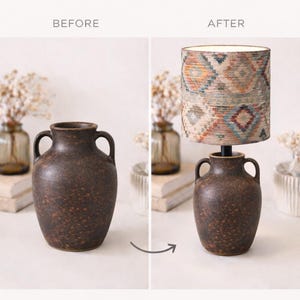 Könnte beinhalten: Vorher-Nachher-Bild zeigt eine braune Vase, die in eine Designerlampe verwandelt wurde. Die Vase hat zwei Griffe und eine strukturierte Oberfläche. Der Lampenschirm hat ein farbenfrohes geometrisches Muster. Text lautet "Make your Vase a Designer lamp" und "easy and cordless."