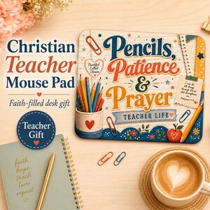 Pode incluir: Um tapete de rato retangular com um fundo de papel pautado com o texto Pencils, Patience & Prayer, Teacher Life e um versículo bíblico. O design inclui um porta-lápis com lápis de cor, clipes de papel e uma ilustração de maçã vermelha.