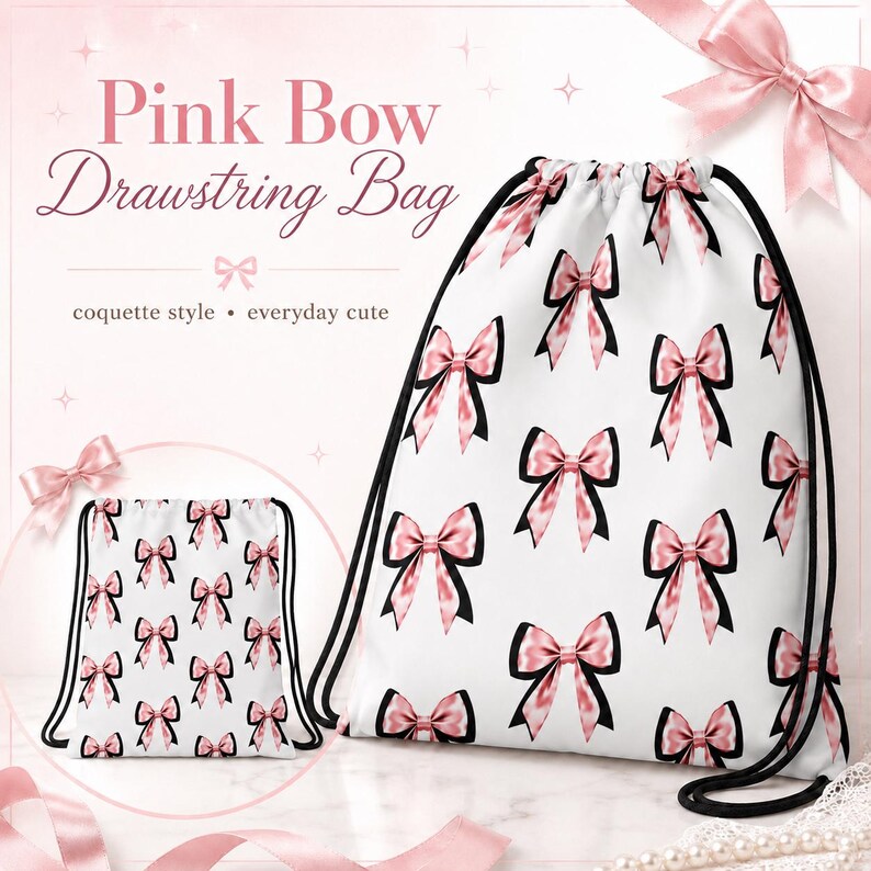 Puede incluir: Una bolsa con cord&oacute;n blanca que presenta un patr&oacute;n repetitivo de lazos rosas con contornos negros. La bolsa tiene cordones negros. El texto en la imagen dice Pink Bow Drawstring Bag, coquette style y everyday cute.