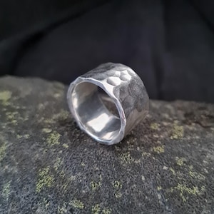 Puede incluir: Un juego de tres tazas de cerámica con un acabado mate moteado. Las tazas son de color crema, gris claro y gris oscuro. Cada taza tiene un diseño simple y minimalista y un asa redondeada.