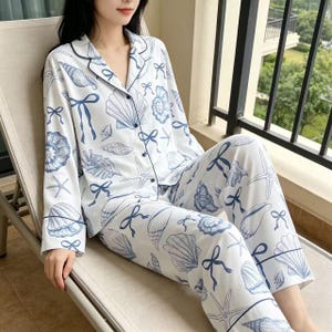 Conjunto de pijama con estampado de conchas marinas, pijama con estética playera, pijama con estampado de conchas azules, conjunto de descanso con lazo coqueto, pijama para vacaciones de verano, regalos para ella.