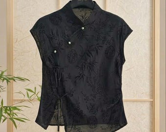 Camicetta nera in stile Qipao, top semitrasparente con stampa di bambù, colletto Mao asimmetrico, eleganza asiatica, stile vintage chic.