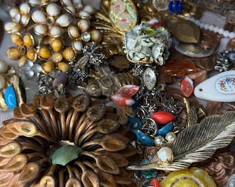 Grote doos met prachtige gezonken schatten, speciale editie "Moeder Natuur", zoals het is. Lot van meer dan 100 vintage kapotte sieraden en onderdelen voor knutselen.