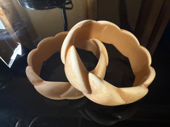 Fab Vintage Italian Petal Patterned Peach Mottled Plastic Bracelet