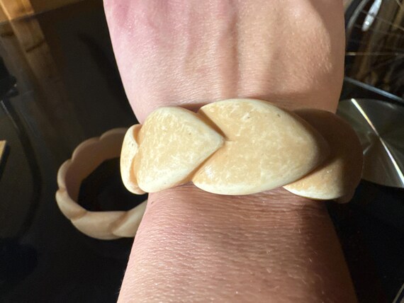 Fab Vintage Italian Petal Patterned Peach Mottled Plastic Bracelet View 3