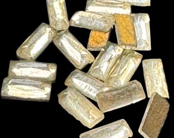 Pequenas pedras de cristal vintage em formato de baguete com base plana, da década de 1930.