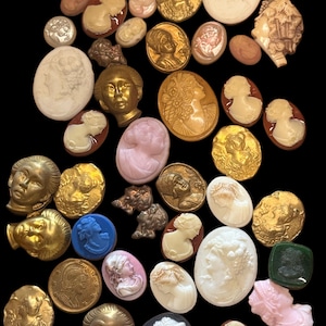 Peut inclure: Ensemble de trois mugs en céramique avec une finition mate et mouchetée. Les tasses sont de couleur crème, gris clair et gris foncé. Chaque mug a un design simple et minimaliste.