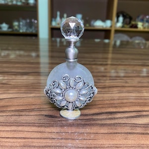 Vintage parfumflesje | Parelmoeren voet, kristallen stop, zilverkleurig filigraan glazen make-upflesje