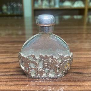 Antik art déco-parfymflaska i glas, försilvrat blomsterfodral, sminkflaska från tidigt 1900-tal